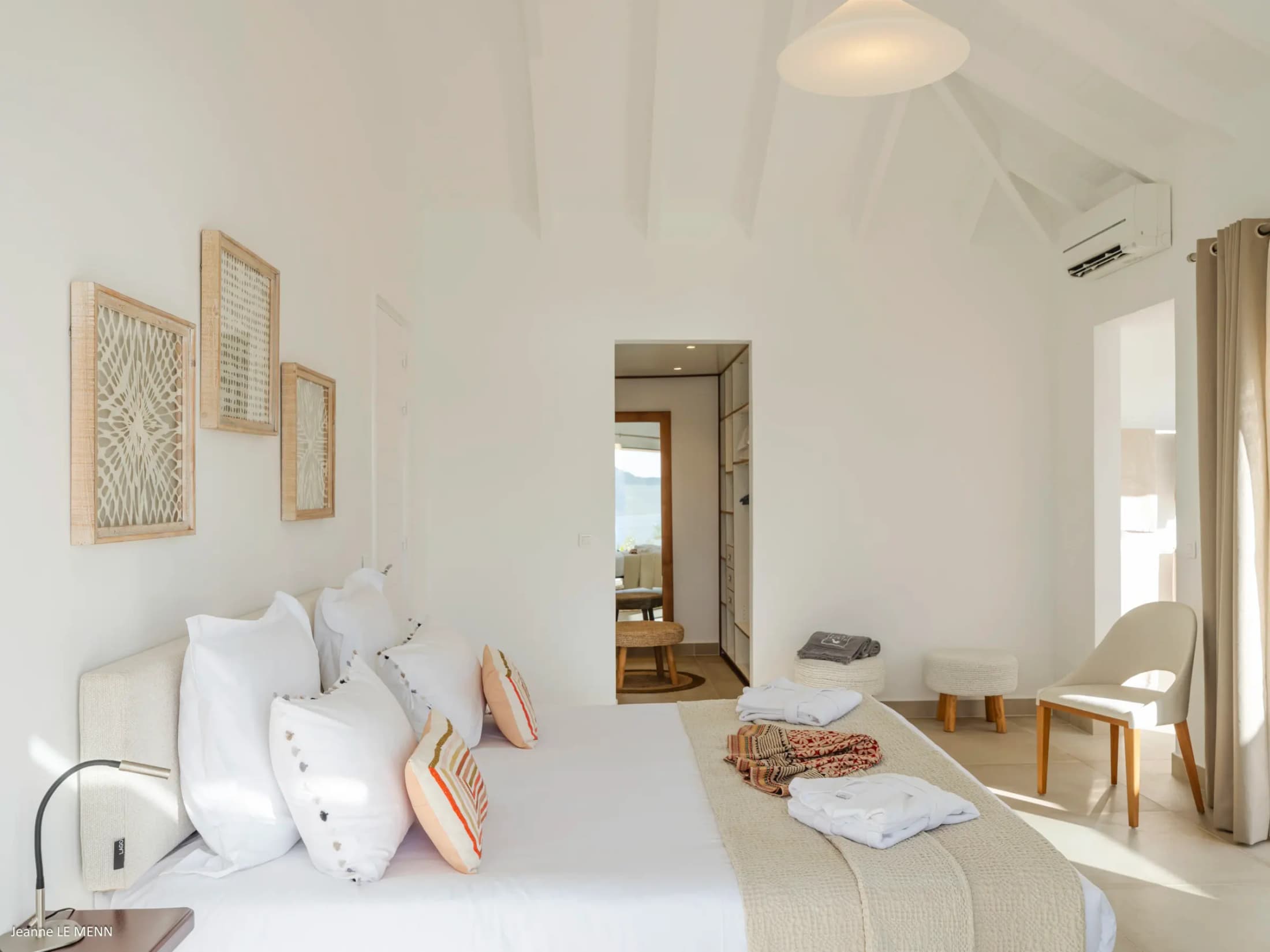Master bedroom with en-suite bathroom and ocean view — photo 01