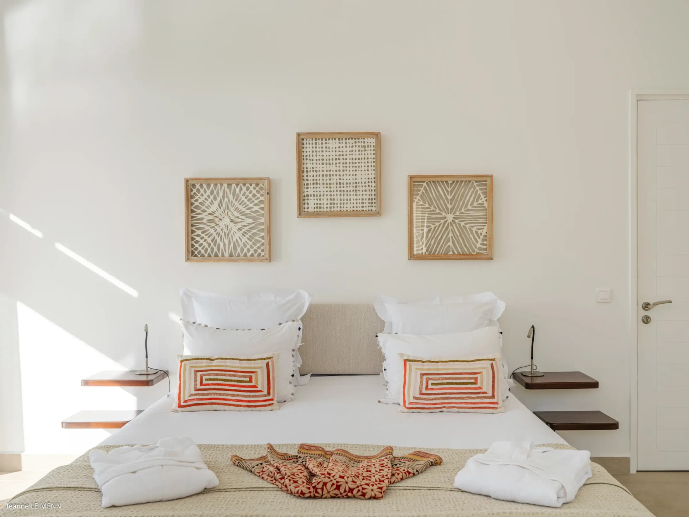 Master bedroom with en-suite bathroom and ocean view — photo 02