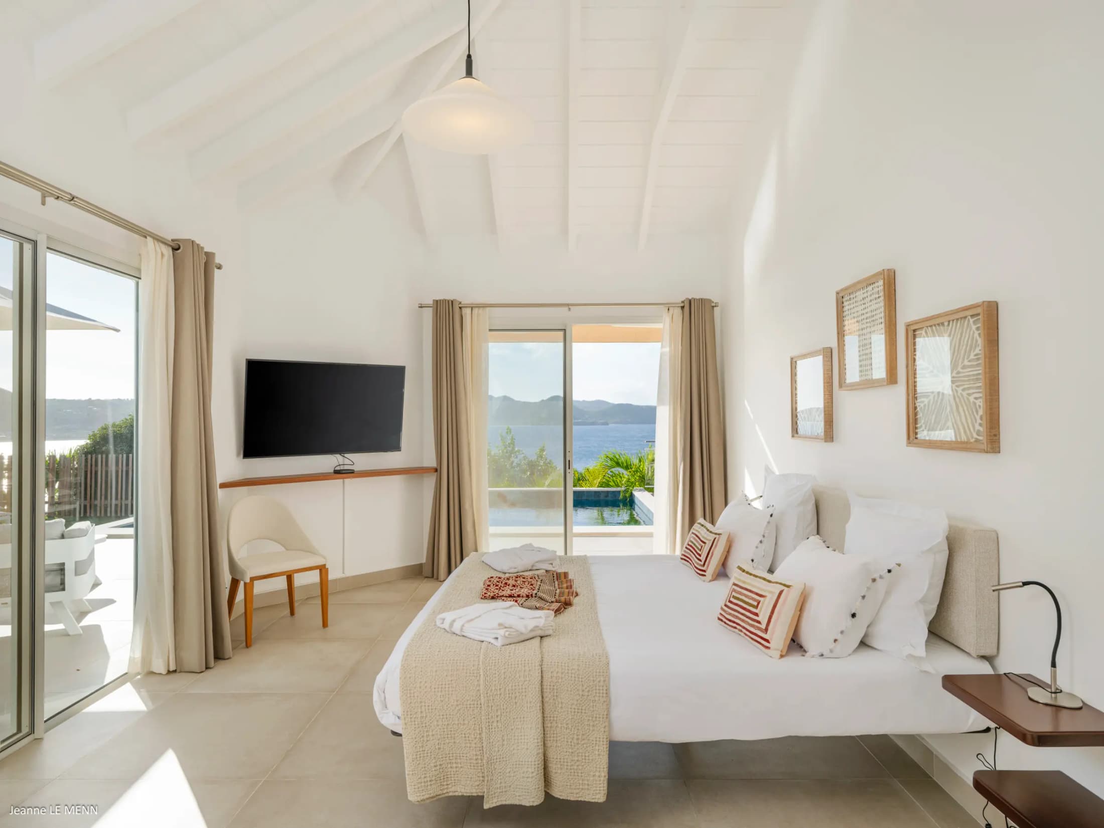 Master bedroom with en-suite bathroom and ocean view — photo 03