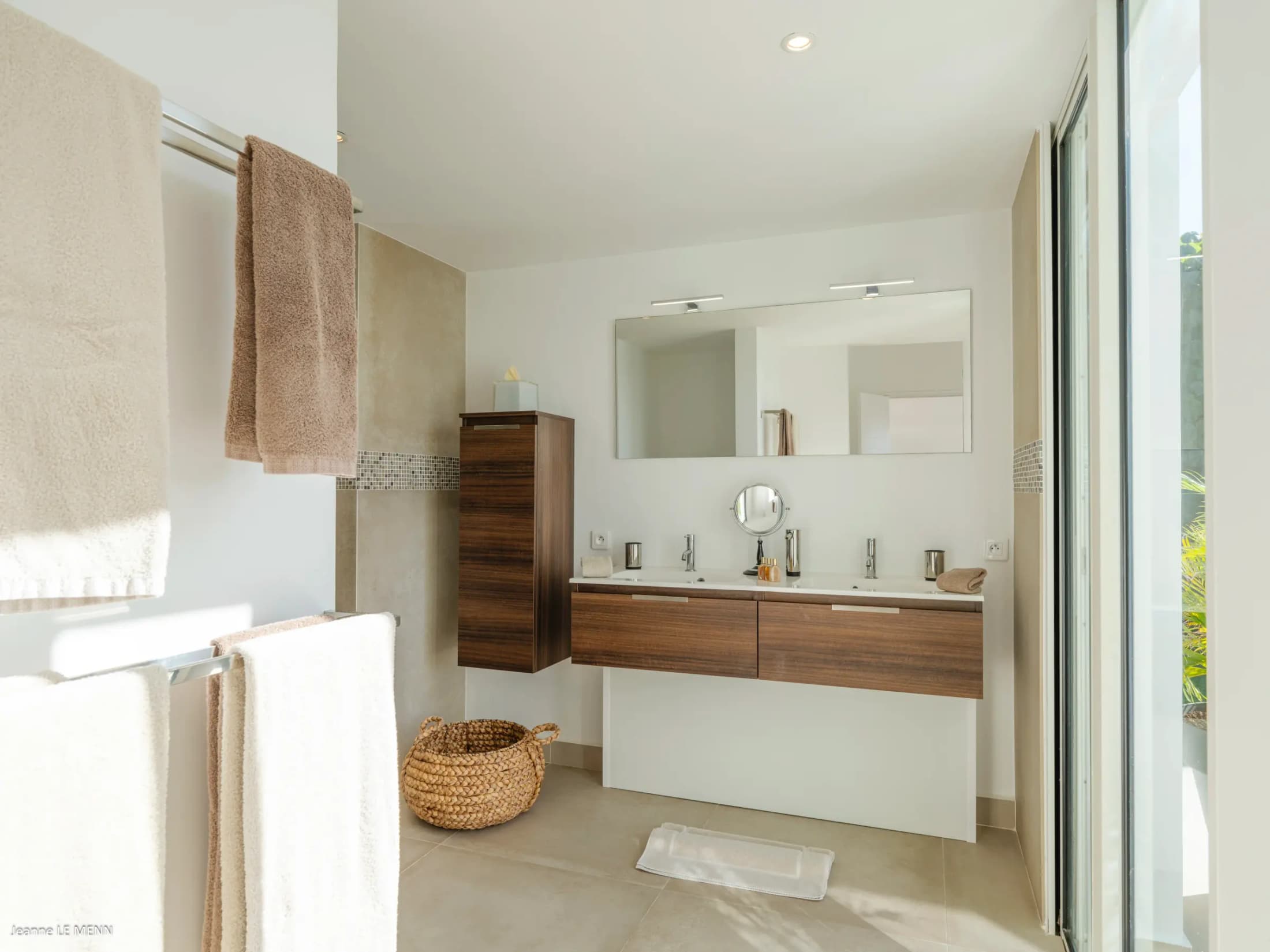 Master bedroom with en-suite bathroom and ocean view — photo 04