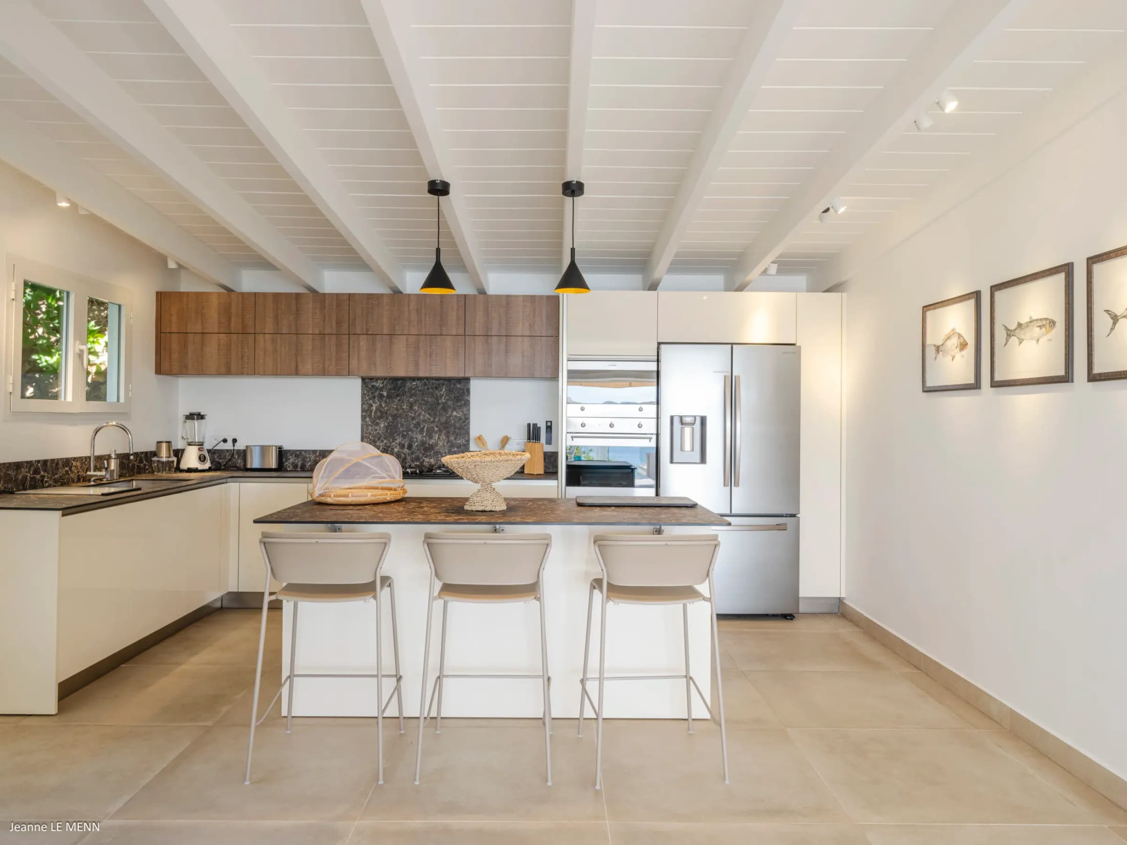 Fully equipped gourmet kitchen — photo 01