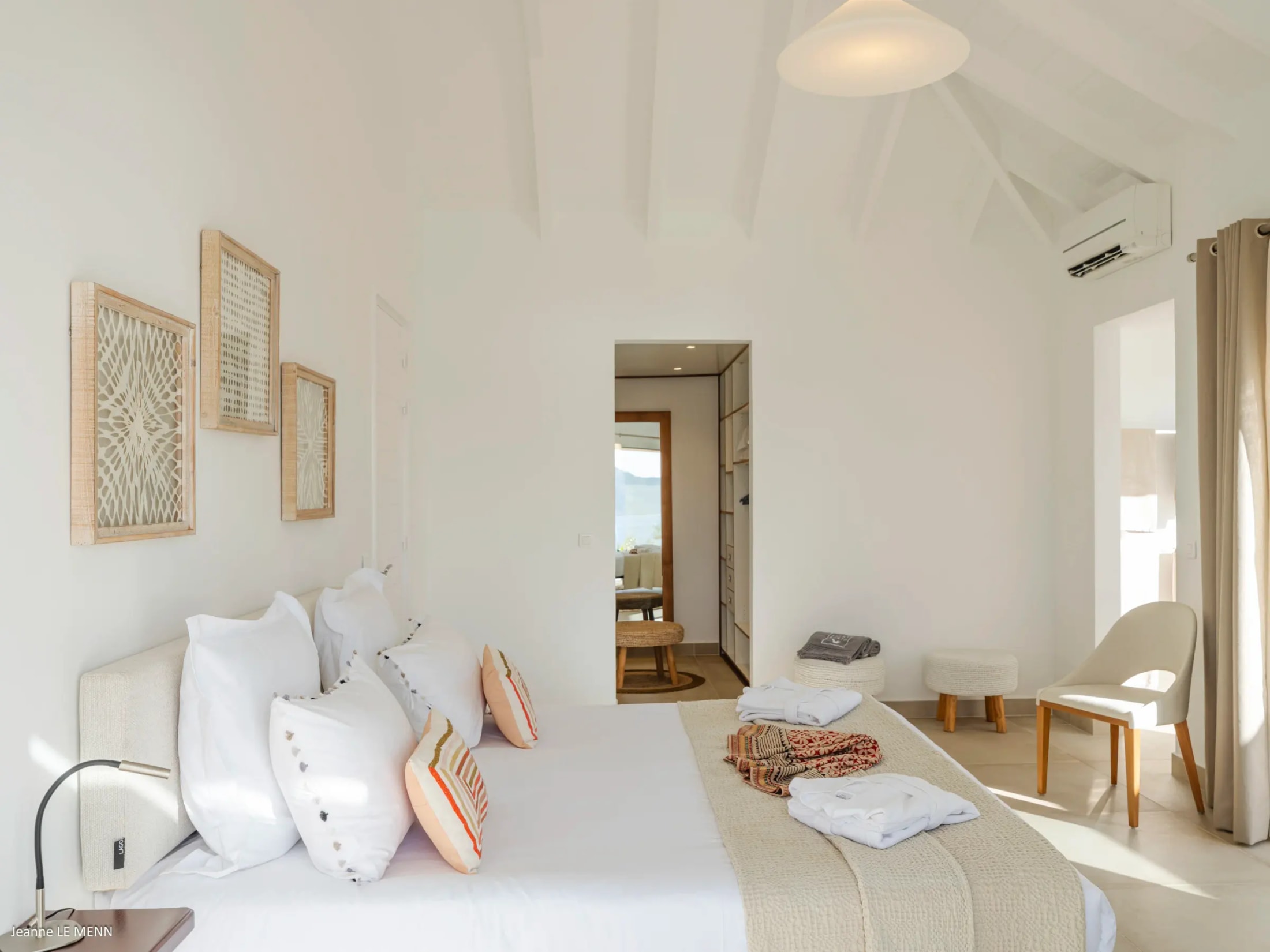 Master bedroom with en-suite bathroom and ocean view — photo 01